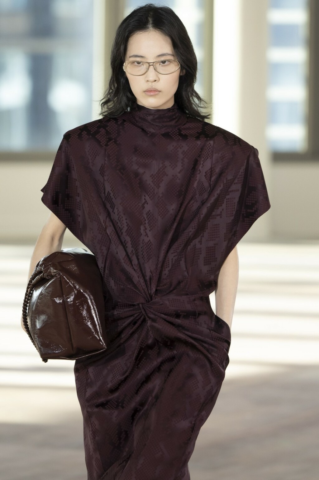 Smeđa haljina na reviji Stelle McCartney za jesen / zimu 2025. / 2026.