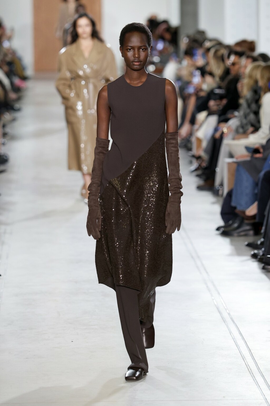 Smeđa boja obilježila je i kolekciju Michaela Korsa za jesen 2025.