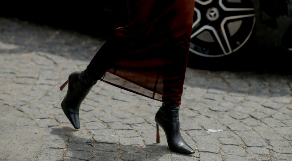 Smeđa haljina bit će hit jeseni 2025.