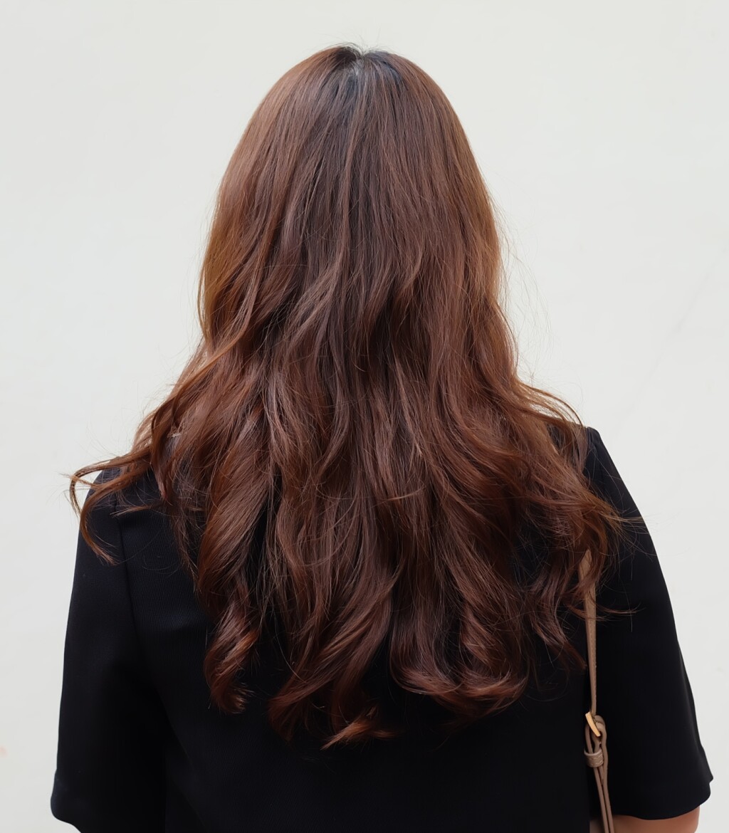 Hit boja kose za jesen 2025: Redwood smeđa