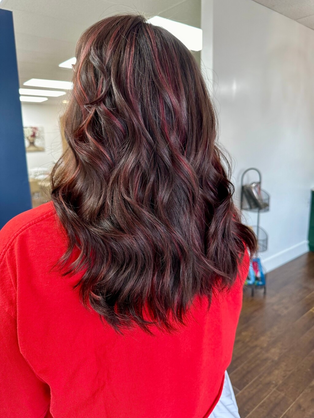 Hit boja kose za jesen 2025: Redwood smeđa