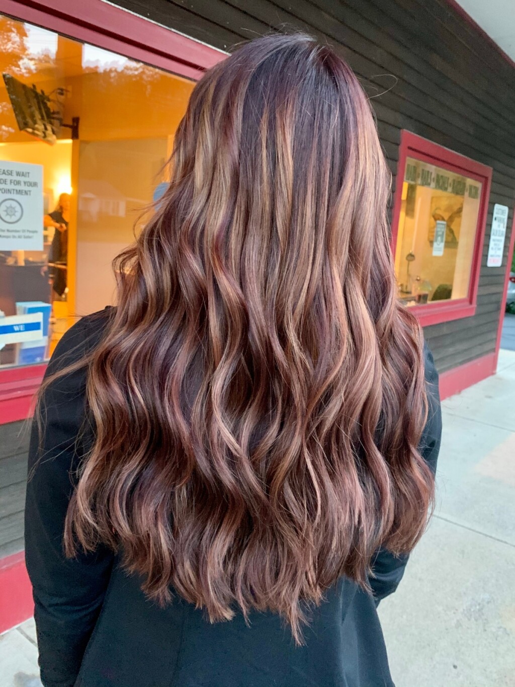 Hit boja kose za jesen 2025: Redwood smeđa