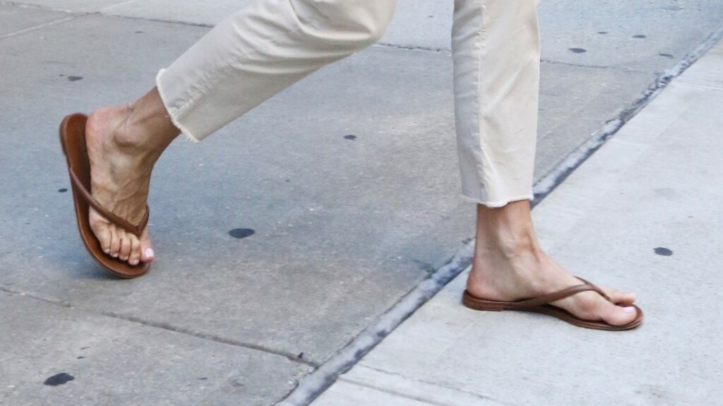 Jennifer Aniston obožava nositi japanke u dnevnim kombinacijama tijekom ljeta - 1