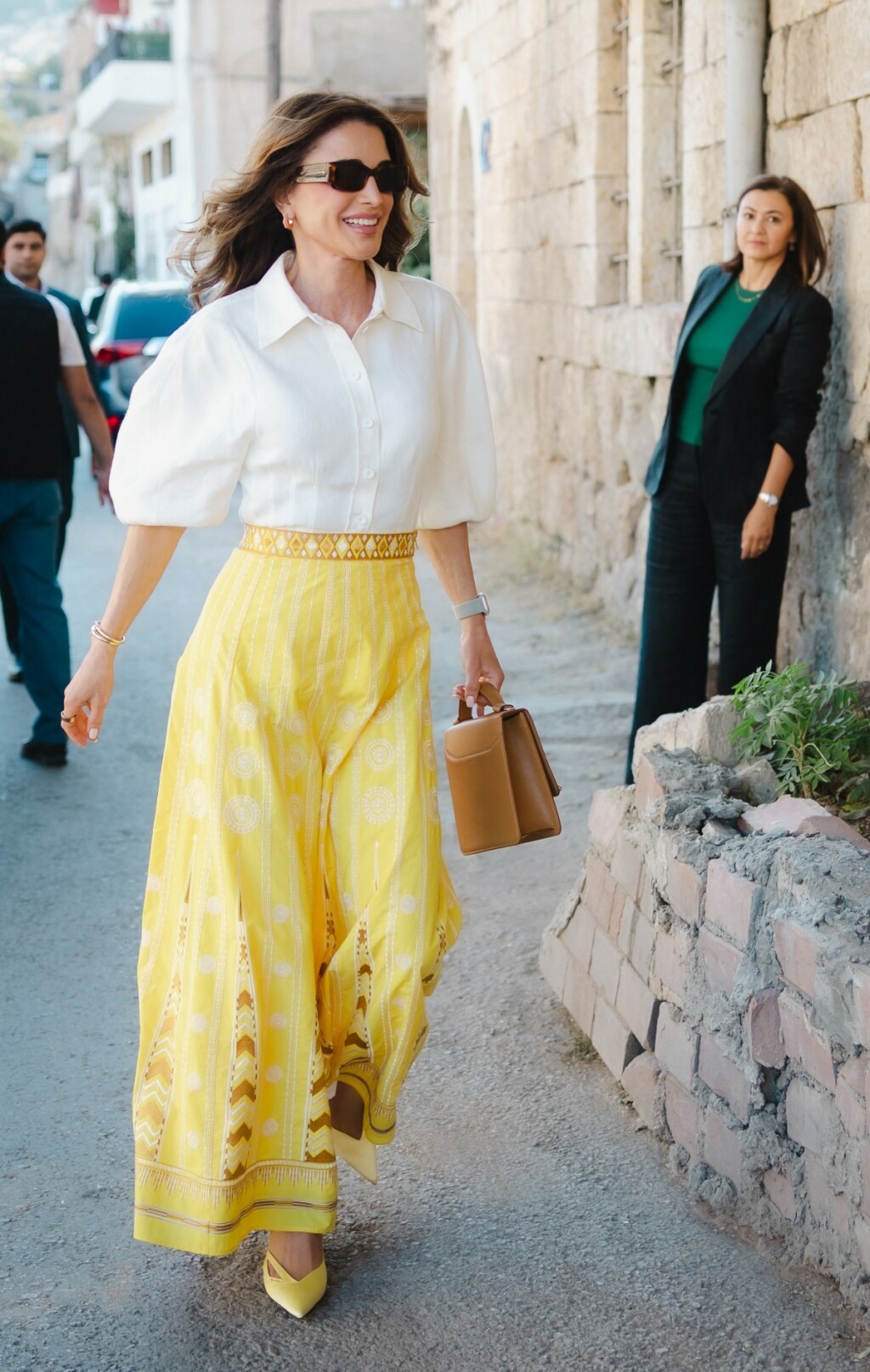 Kraljica Rania u bijeloj bluzi i žutoj suknji
