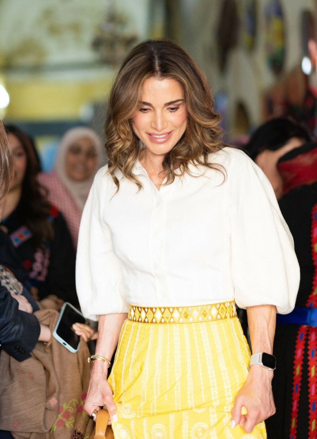 Kraljica Rania u bijeloj bluzi i žutoj suknji