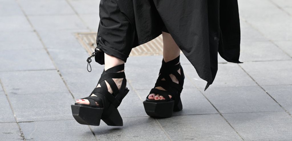 Mirela Holy u sandalama Boulder Bondage brenda United Nude - 3