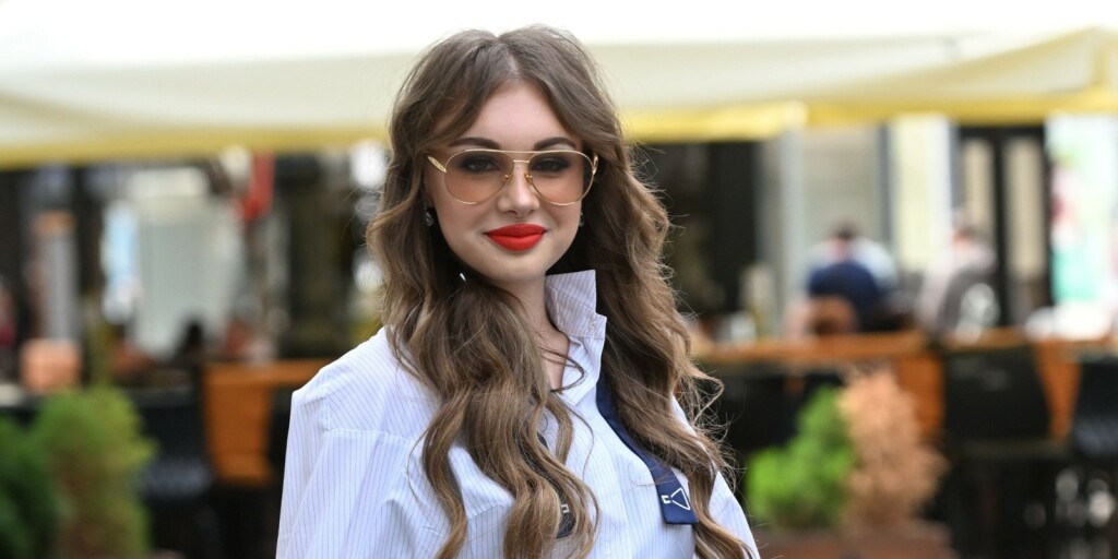 Ulična moda brineta iz Zagreba s torbom za plažu od rafije brenda Jacquemus - 2