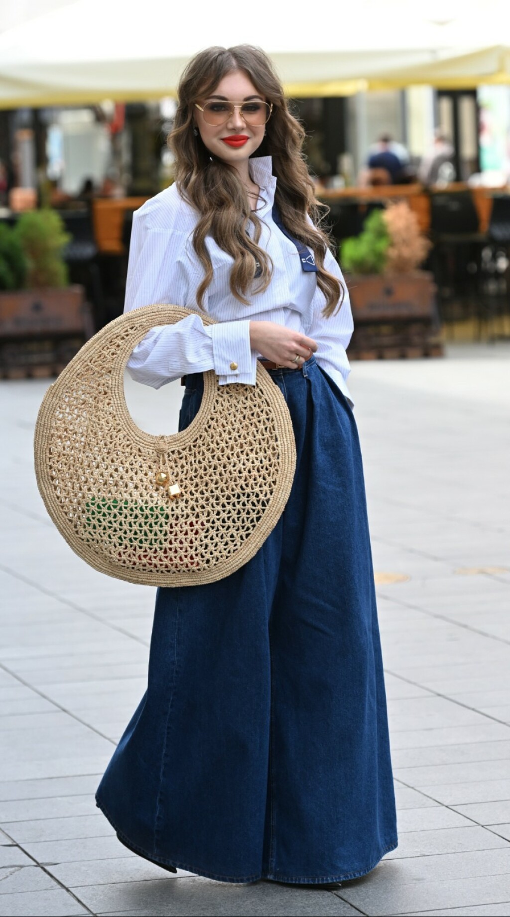 Ulična moda brineta iz Zagreba s torbom za plažu od rafije brenda Jacquemus - 3