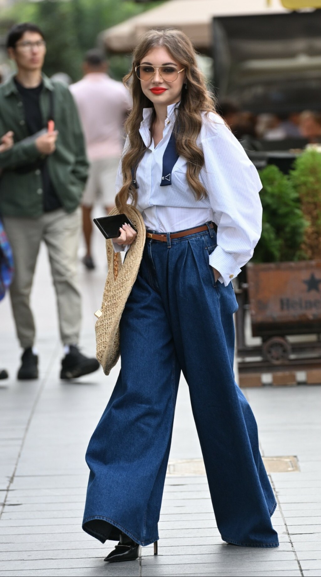 Ulična moda brineta iz Zagreba s torbom za plažu od rafije brenda Jacquemus - 4