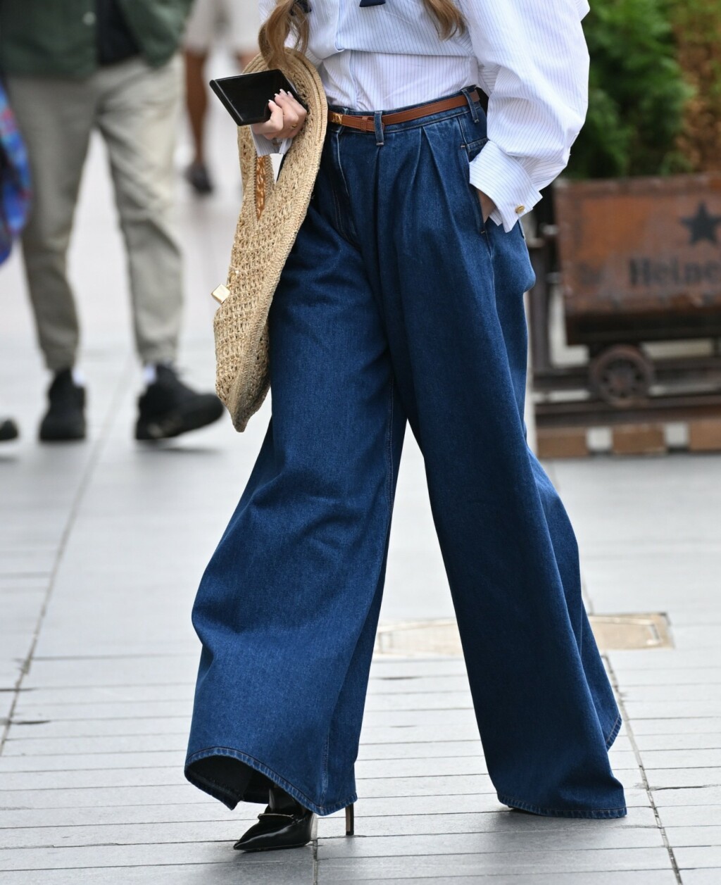 Ulična moda brineta iz Zagreba s torbom za plažu od rafije brenda Jacquemus - 6