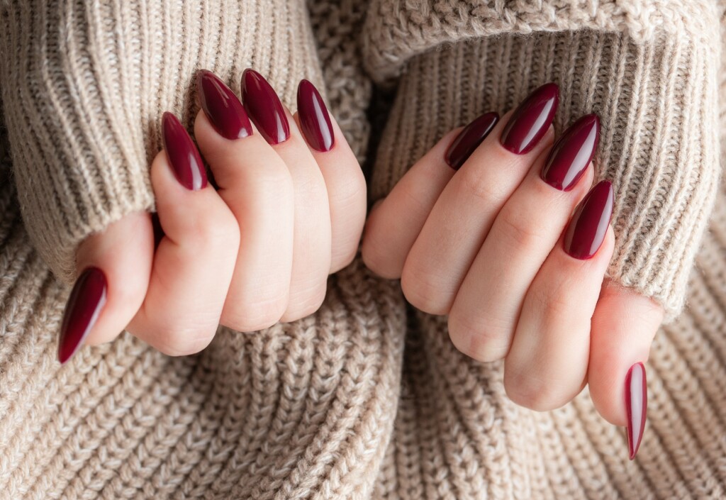 Tamnocrvena manikura