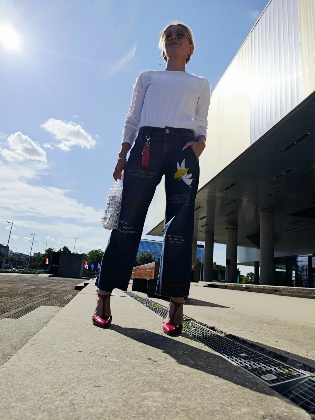 Danijela Martinović u trapericama s izvezenim citatima