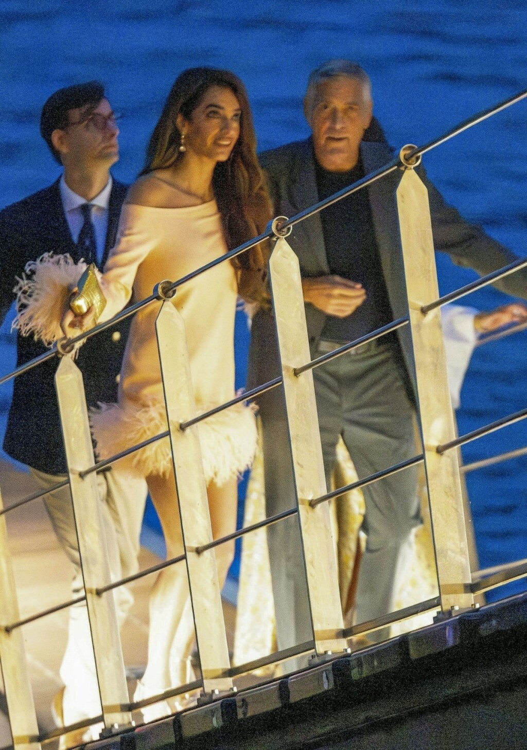 Amal Clooney u haljini s perjem