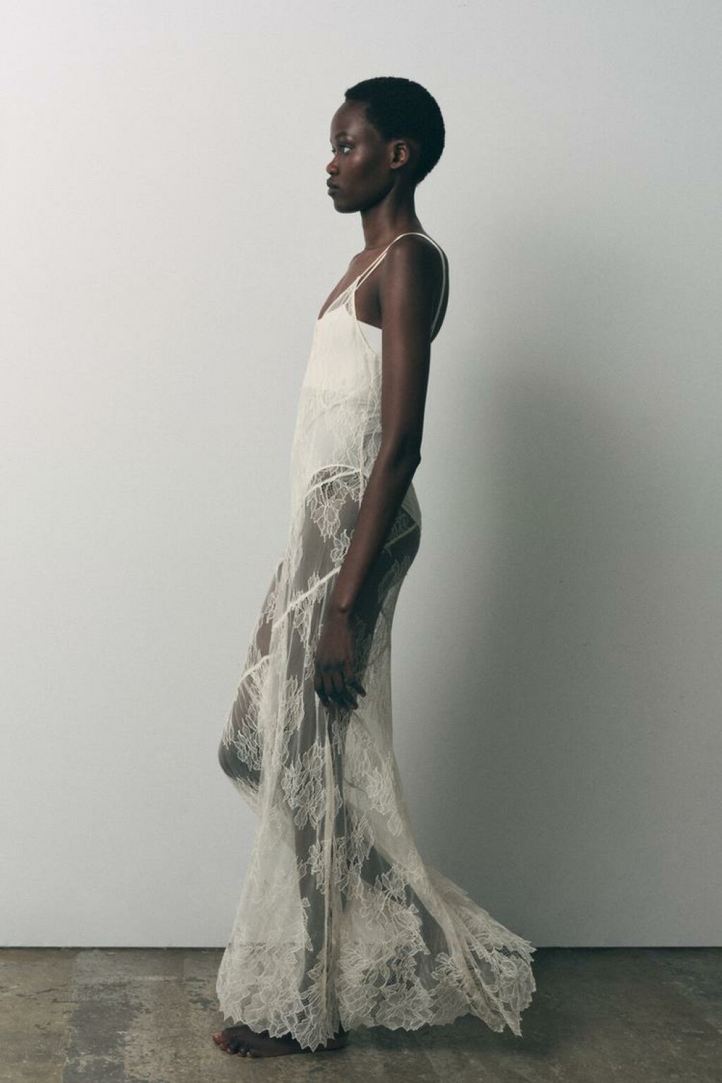 Asimetrična haljina od čipke (Zara), 15,99 eura