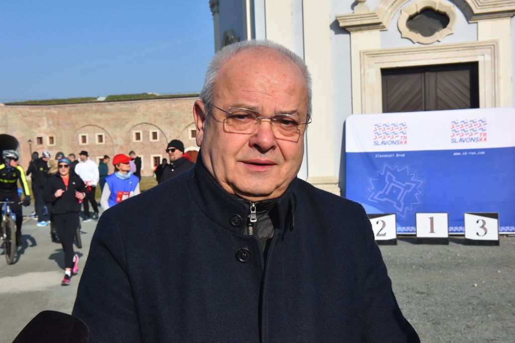 Netko je bacio smeće u dvorište gradonačelnika Mirka Duspare