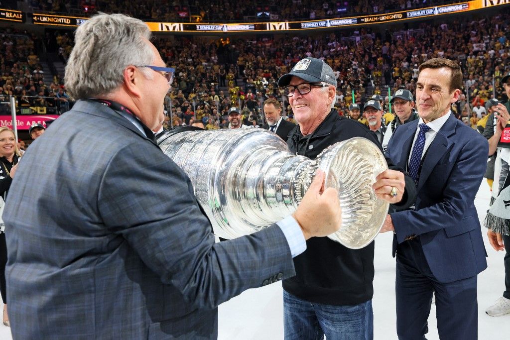 Bill Foley s trofejem NHL prvaka