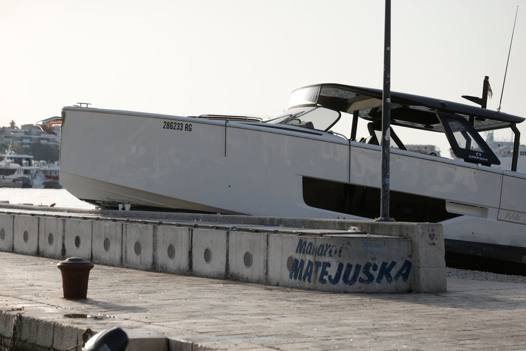 Gliser se zabio u obalu - 11