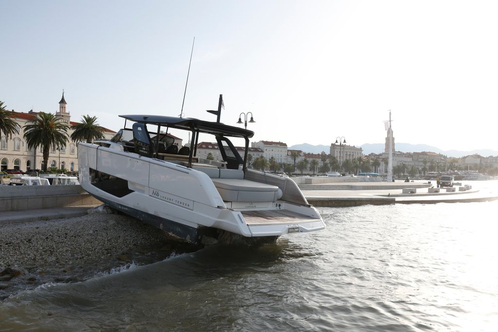 Gliser se zabio u obalu - 11