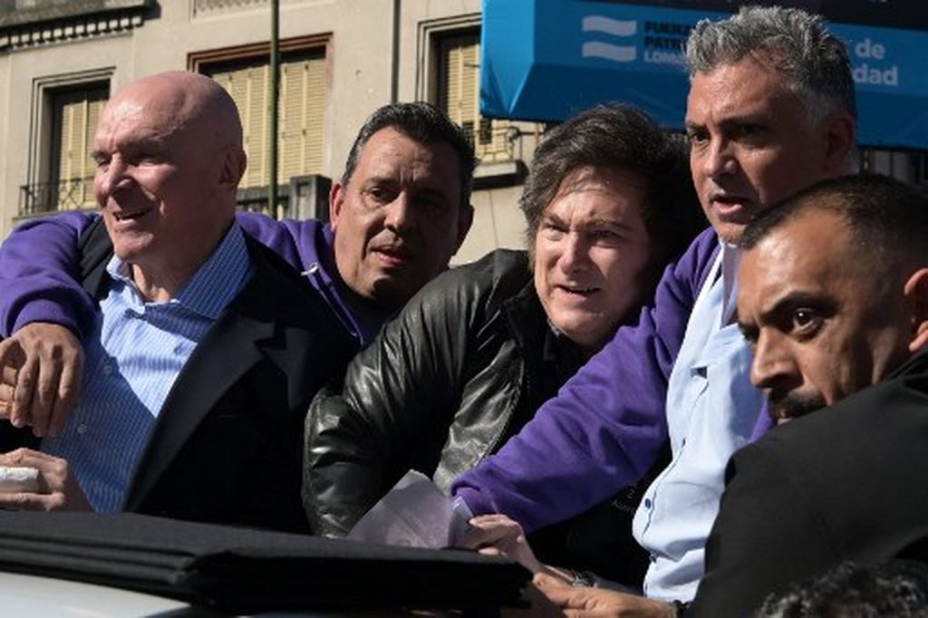 Predsjednik Argentine bio je prisiljen pobjeći od građana koji su ga gađali kamenjem i smećem - 3