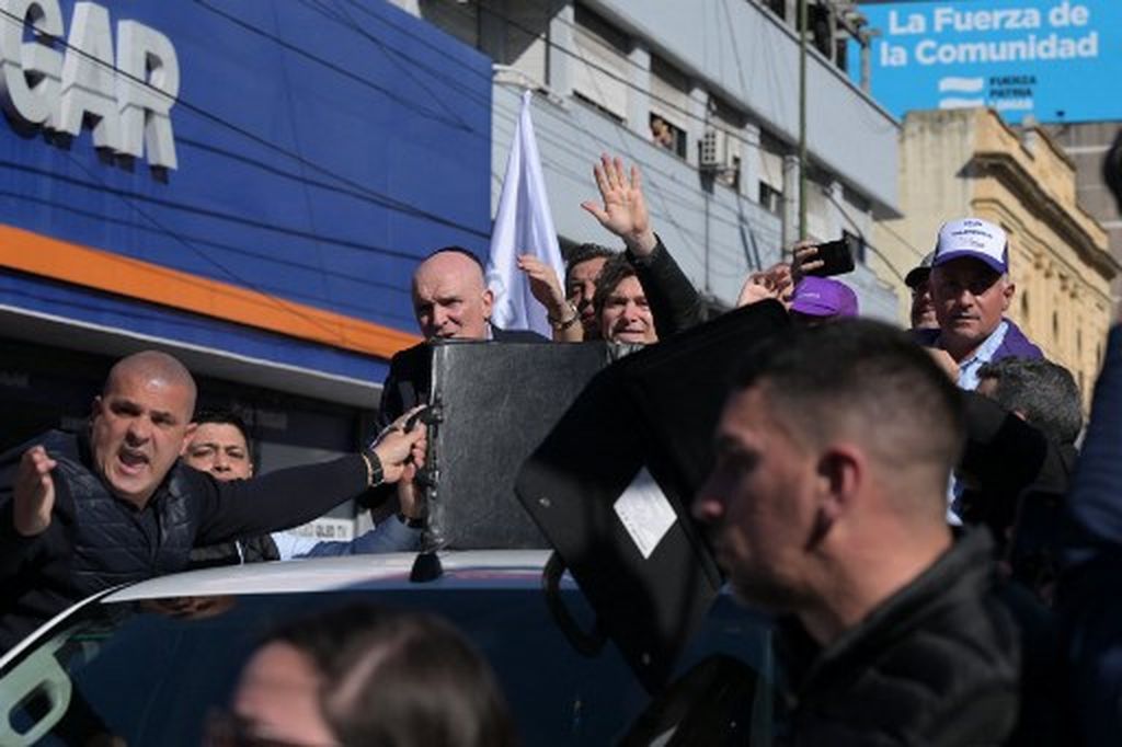 Predsjednik Argentine bio je prisiljen pobjeći od građana koji su ga gađali kamenjem i smećem - 3