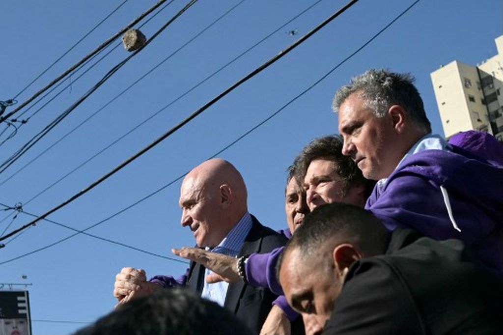 Predsjednik Argentine bio je prisiljen pobjeći od građana koji su ga gađali kamenjem i smećem - 3