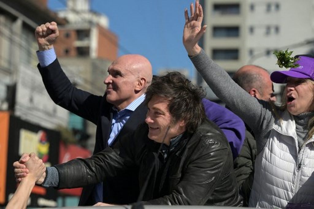 Predsjednik Argentine bio je prisiljen pobjeći od građana koji su ga gađali kamenjem i smećem - 3