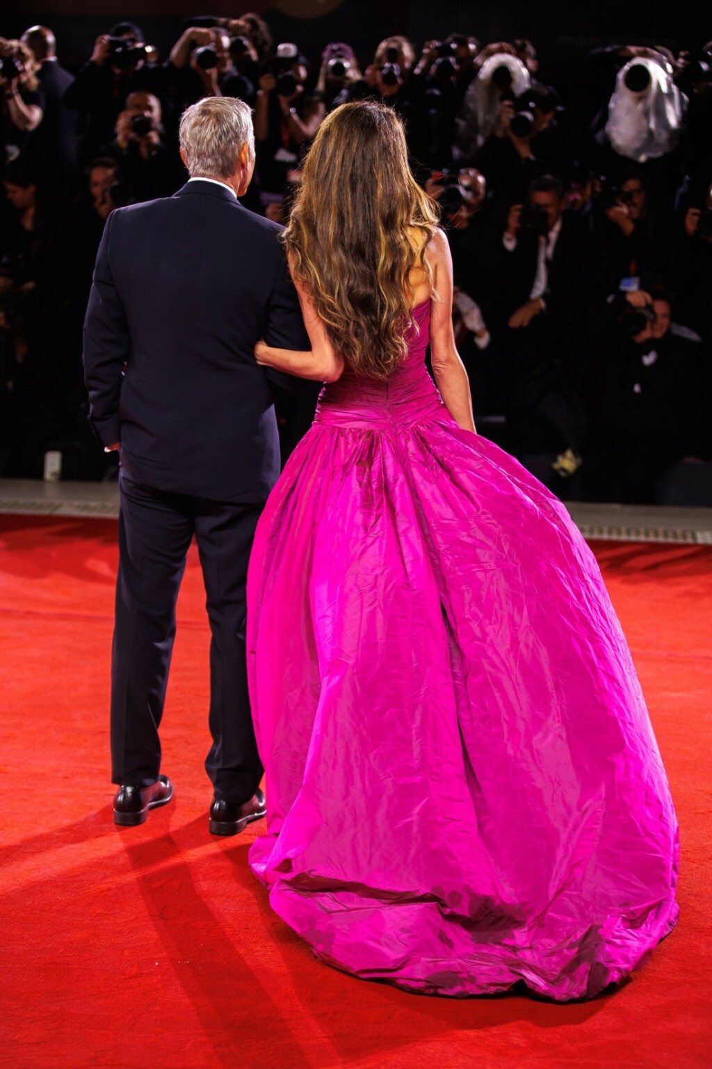 Amal Clooney na crvenom tepihu u Veneciji 2025. - 4