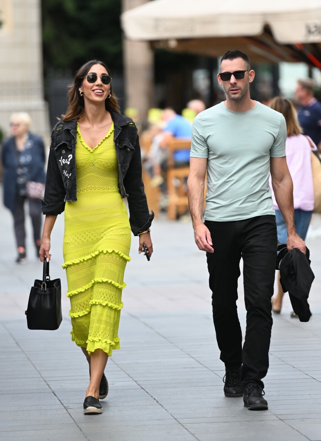 Street style u žutoj haljini