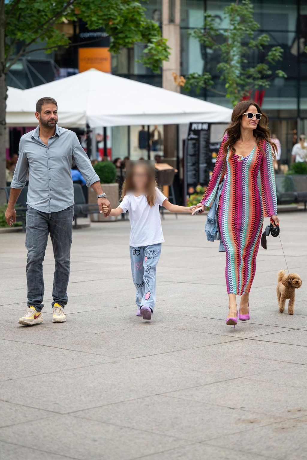 Maja Cvjetković s kćerkicom i partnerom