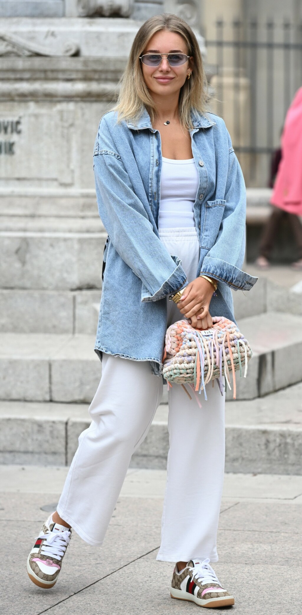 Izdanje sa špice u odličnoj jakni od trapera