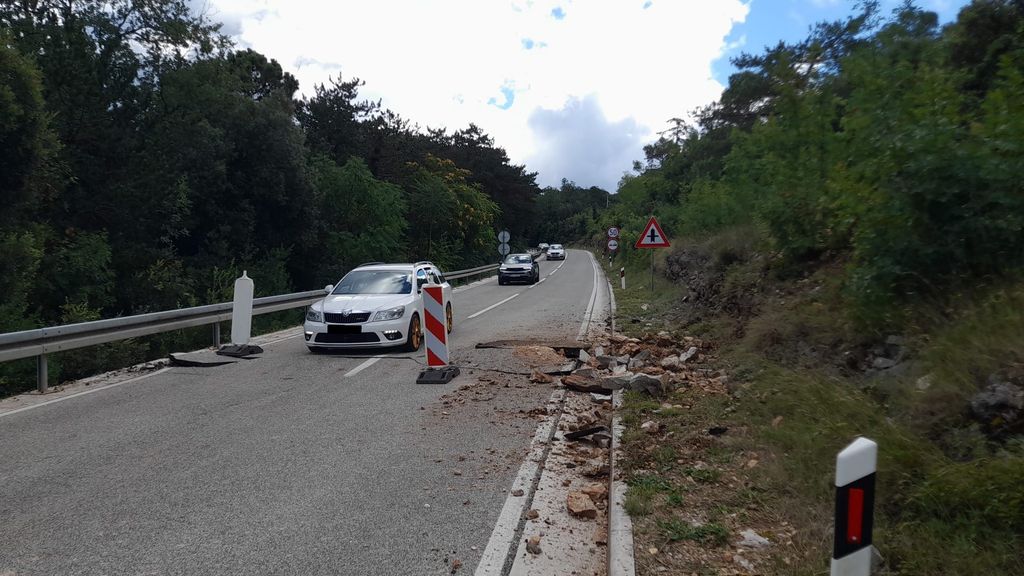Zbog udara groma napukla cesta na Pelješcu - 1