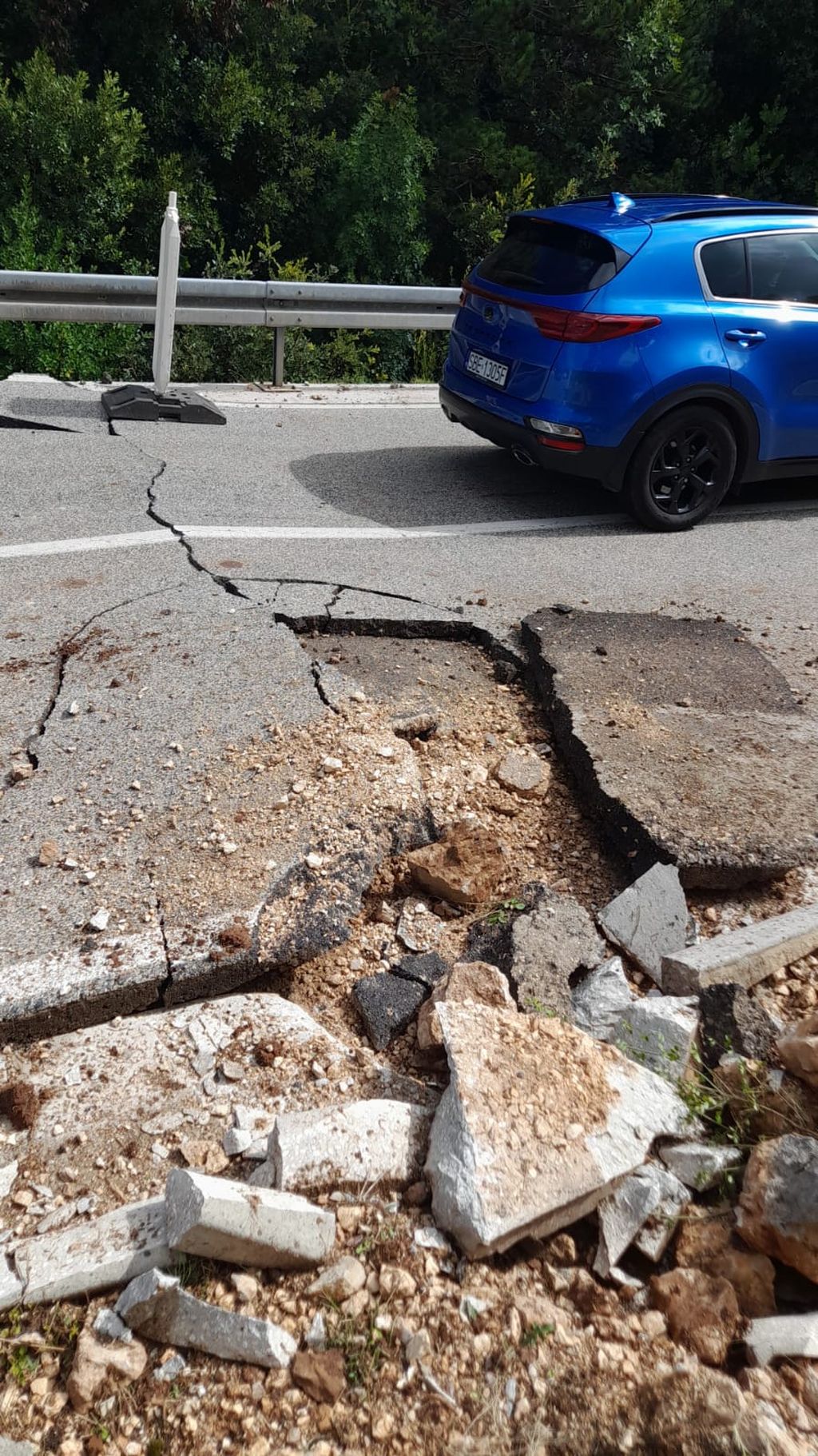 Zbog udara groma napukla cesta na Pelješcu - 1