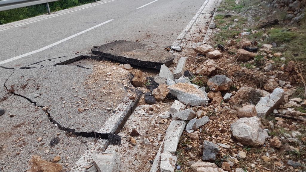 Zbog udara groma napukla cesta na Pelješcu - 1