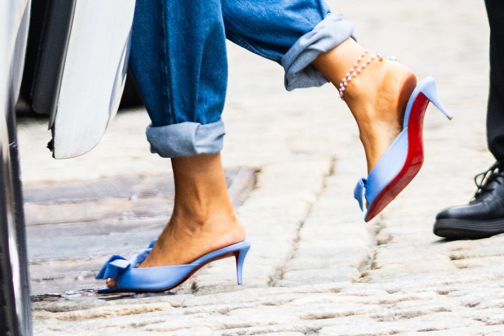 Blake Lively nosi natikače s mašnom modne kuće Christian Louboutin