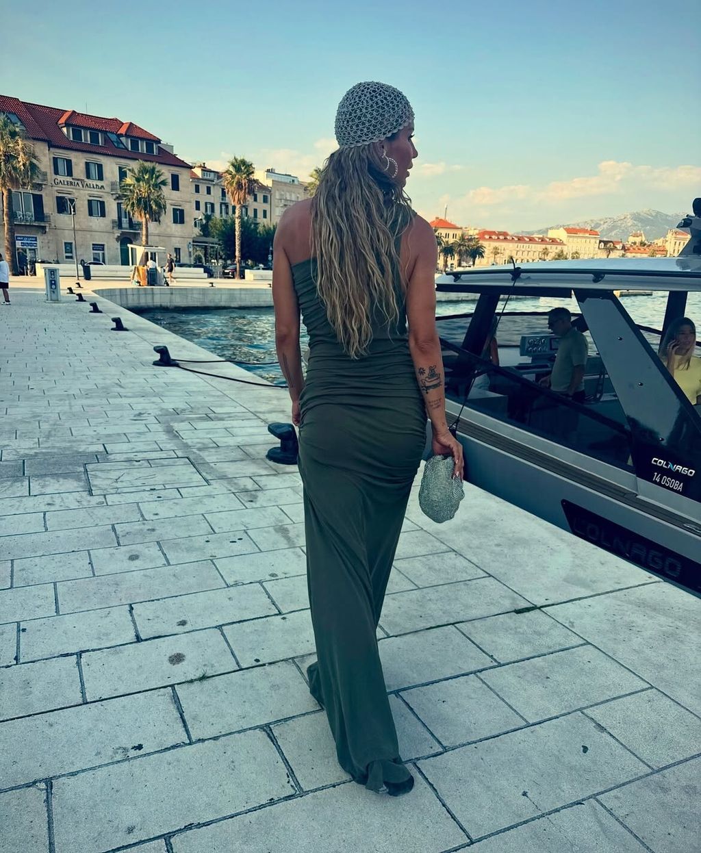 Ana Gruica Uglešić u dugoj haljini i heklanoj kapi