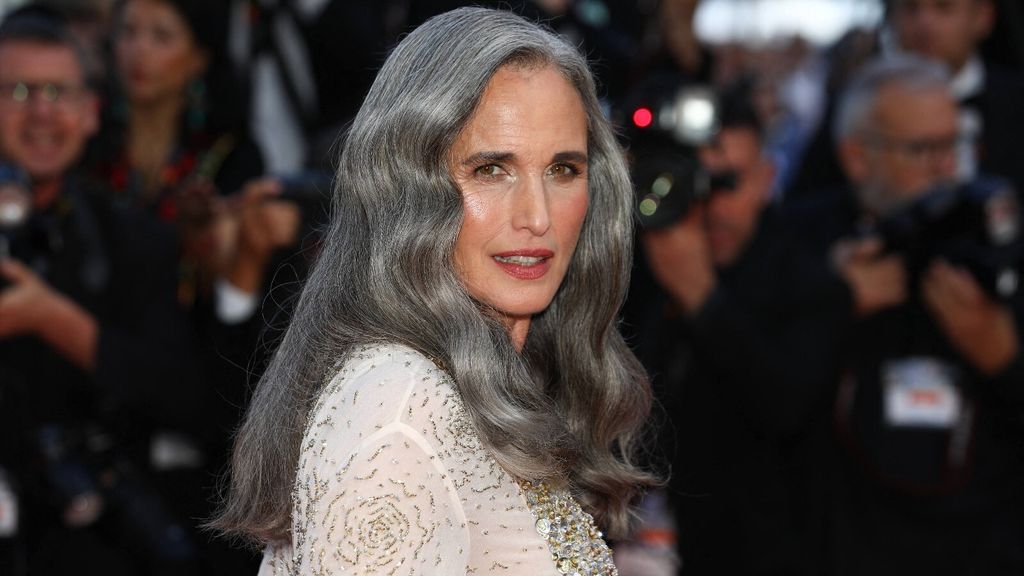 Andie MacDowell izgleda predivno sa sijedom kosom