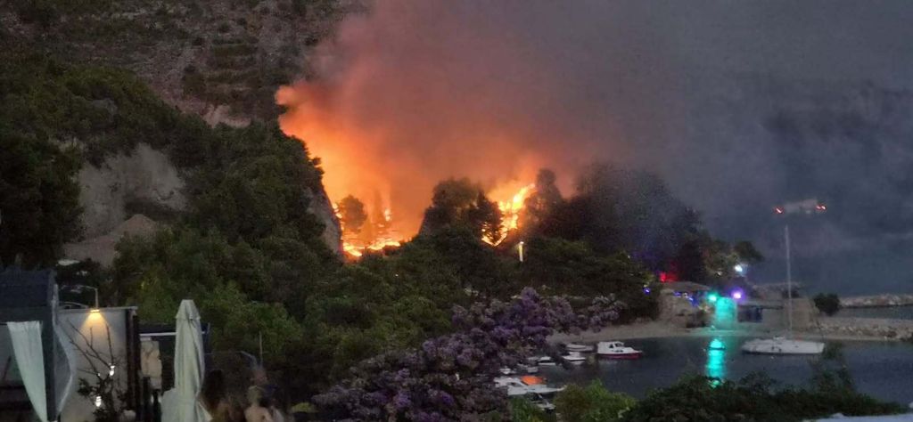 Pogleda na požar kod Omiša iz Brela