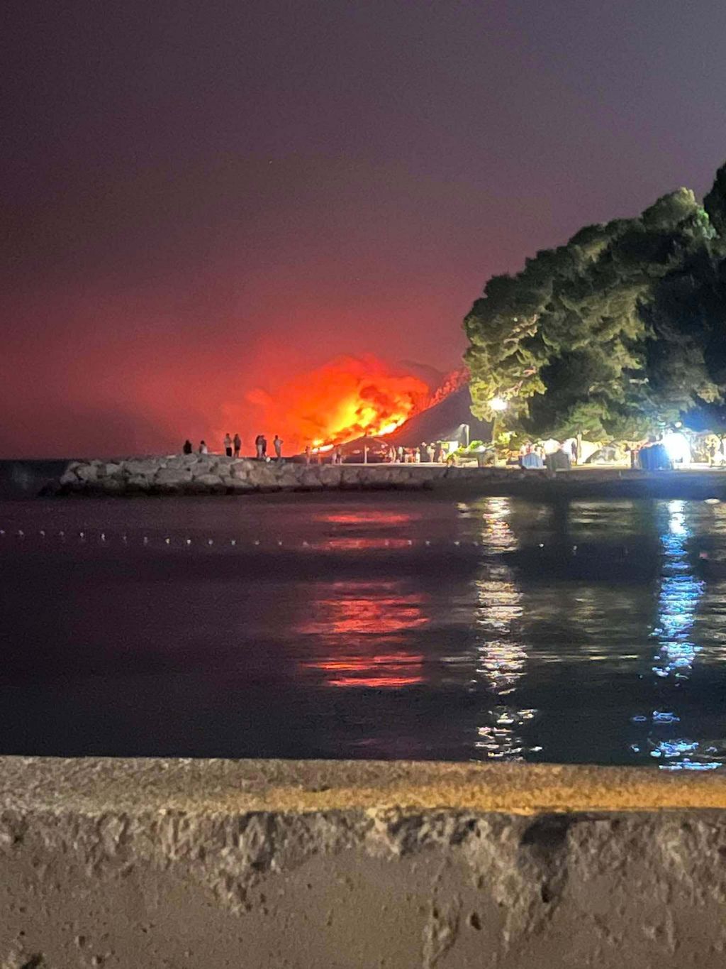 Pogleda na požar kod Omiša iz Brela
