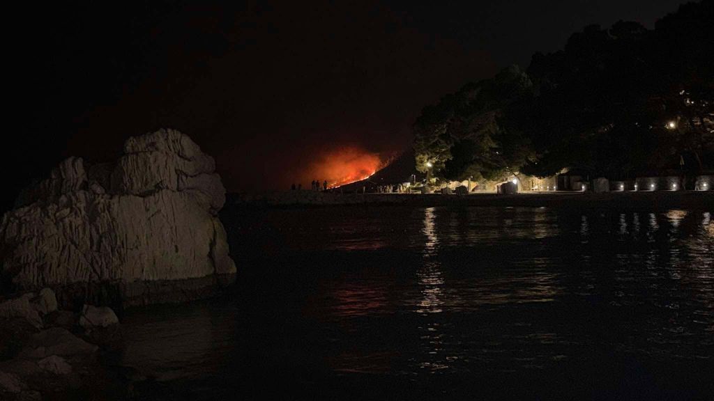 Pogleda na požar kod Omiša iz Brela