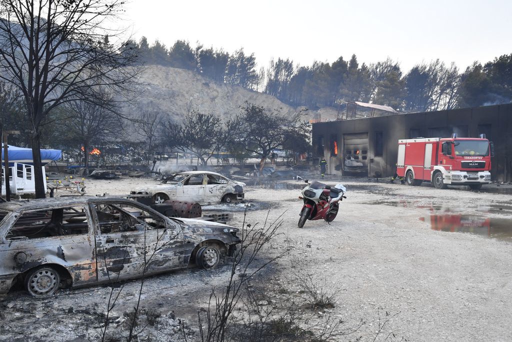 Prizori s požarišta u petak - 15