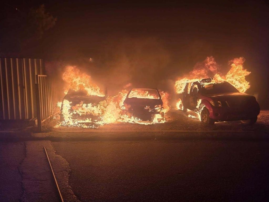 Zapaljeni automobili u Omišu