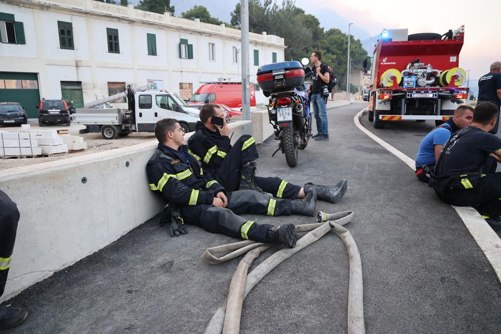 Vatrogasci se borili s vatrom na omiškom području