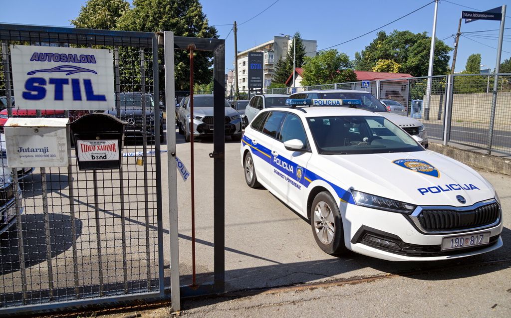Požar u autosalonu - 10
