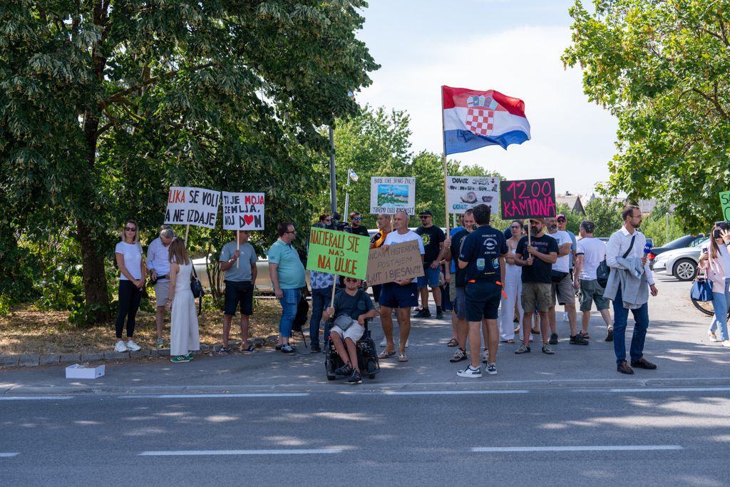 Prosvjednici u Gospiću - 4