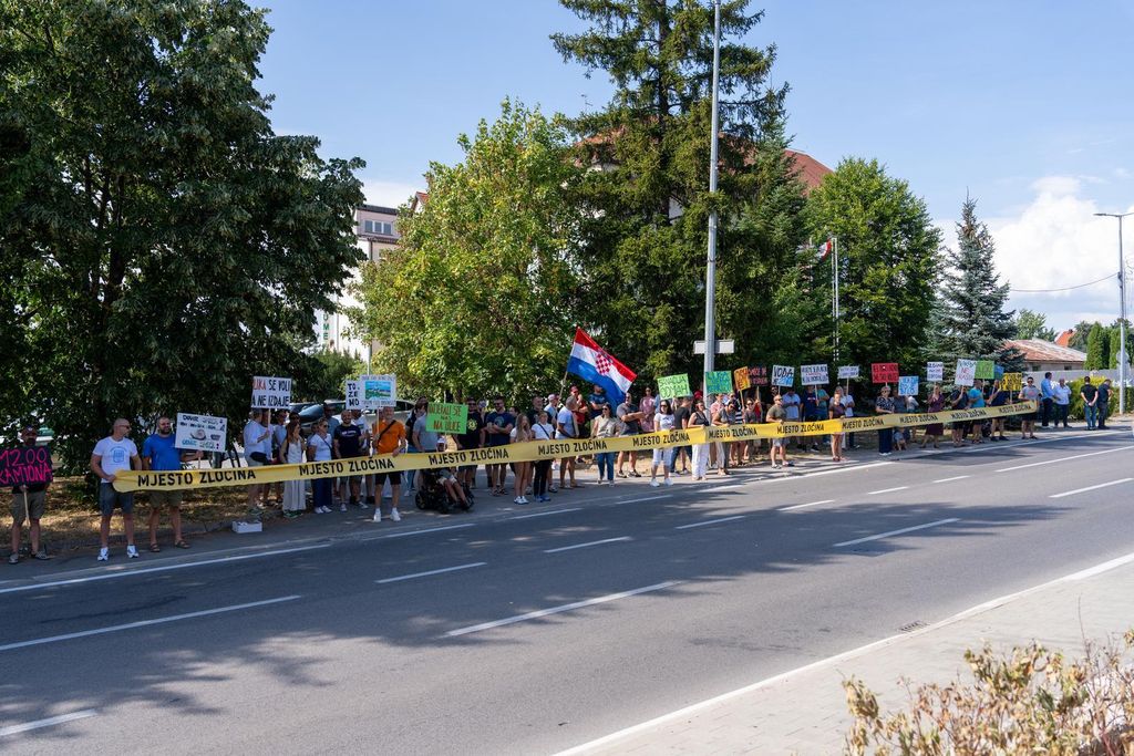 Prosvjednici u Gospiću - 4