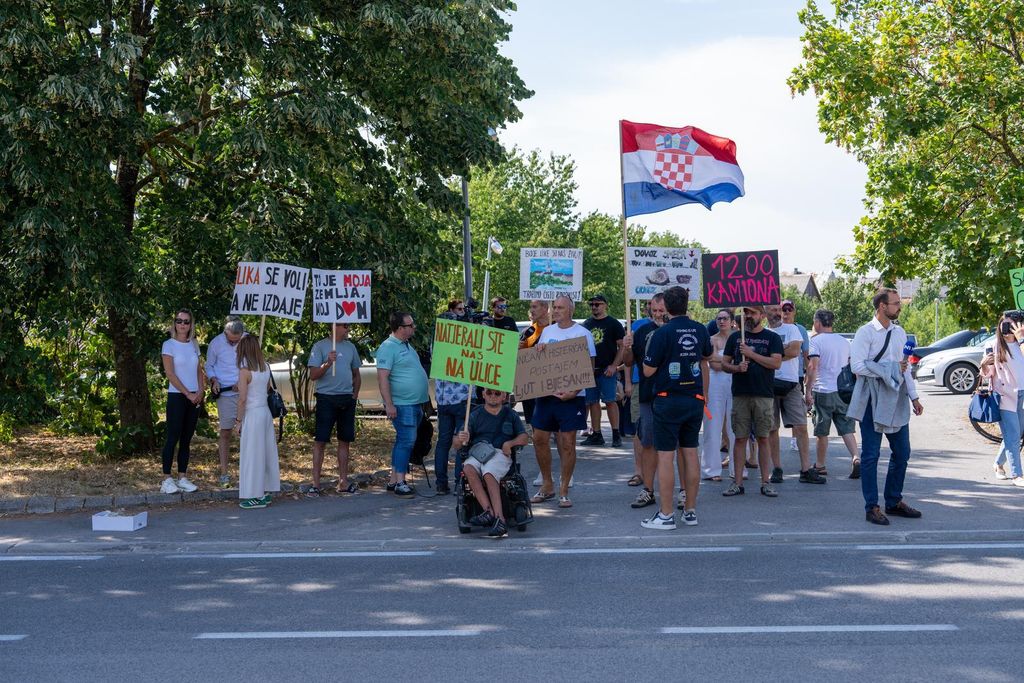 Prosvjednici u Gospiću - 4