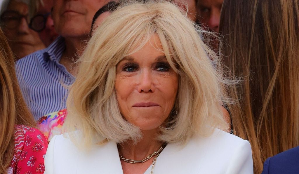 Brigitte Macron u bijelim hlačama i bijelom sakou - 1