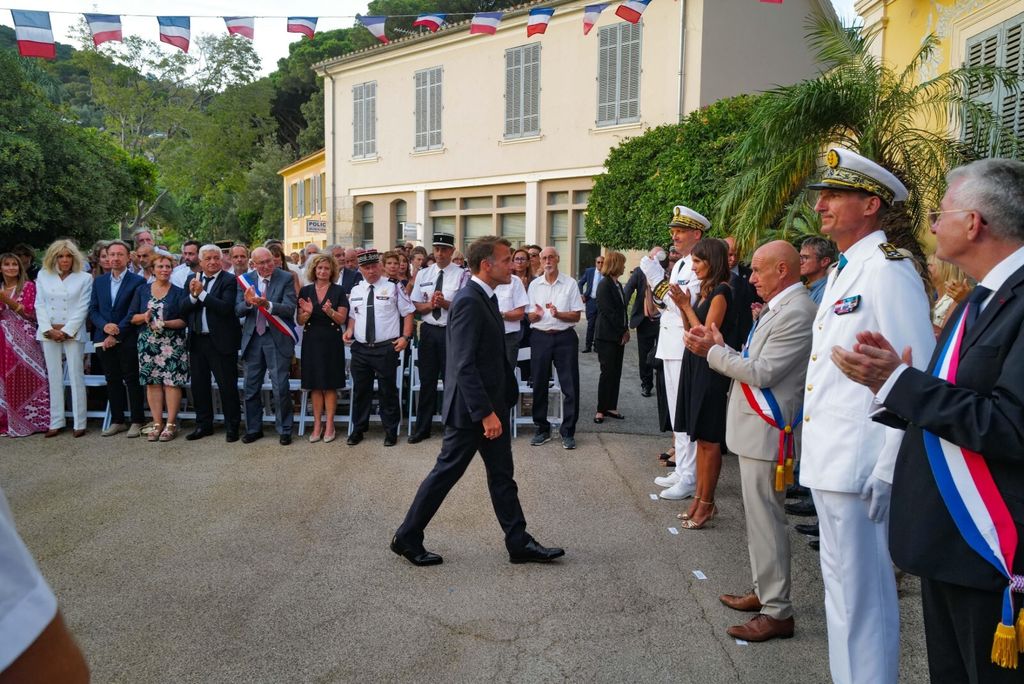 Brigitte Macron u bijelim hlačama i bijelom sakou - 2