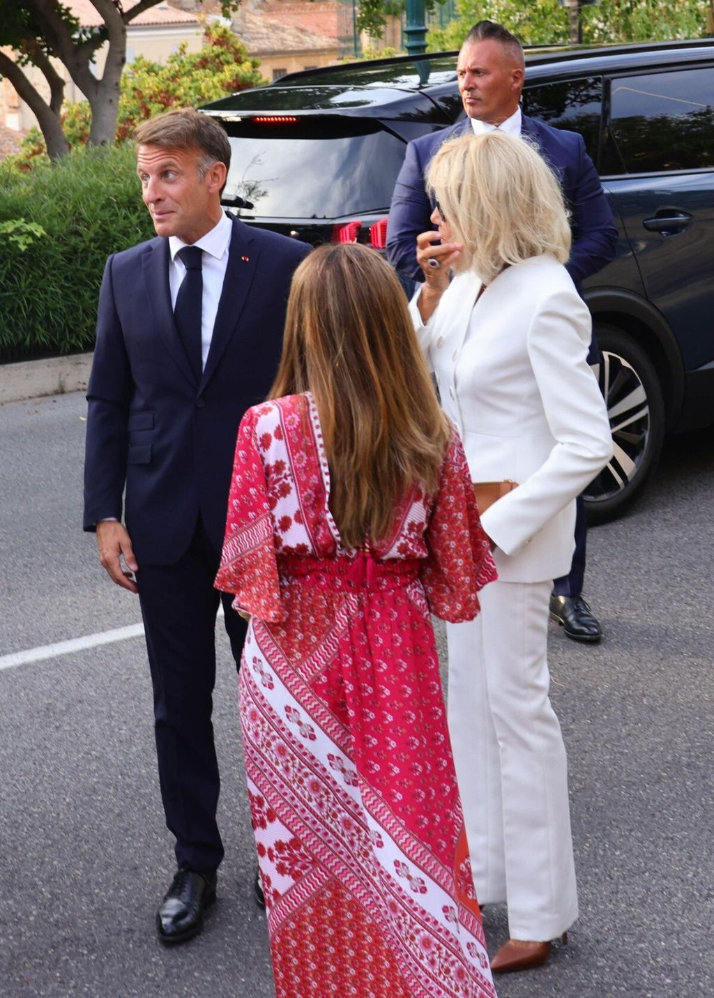 Brigitte Macron u bijelim hlačama i bijelom sakou - 4