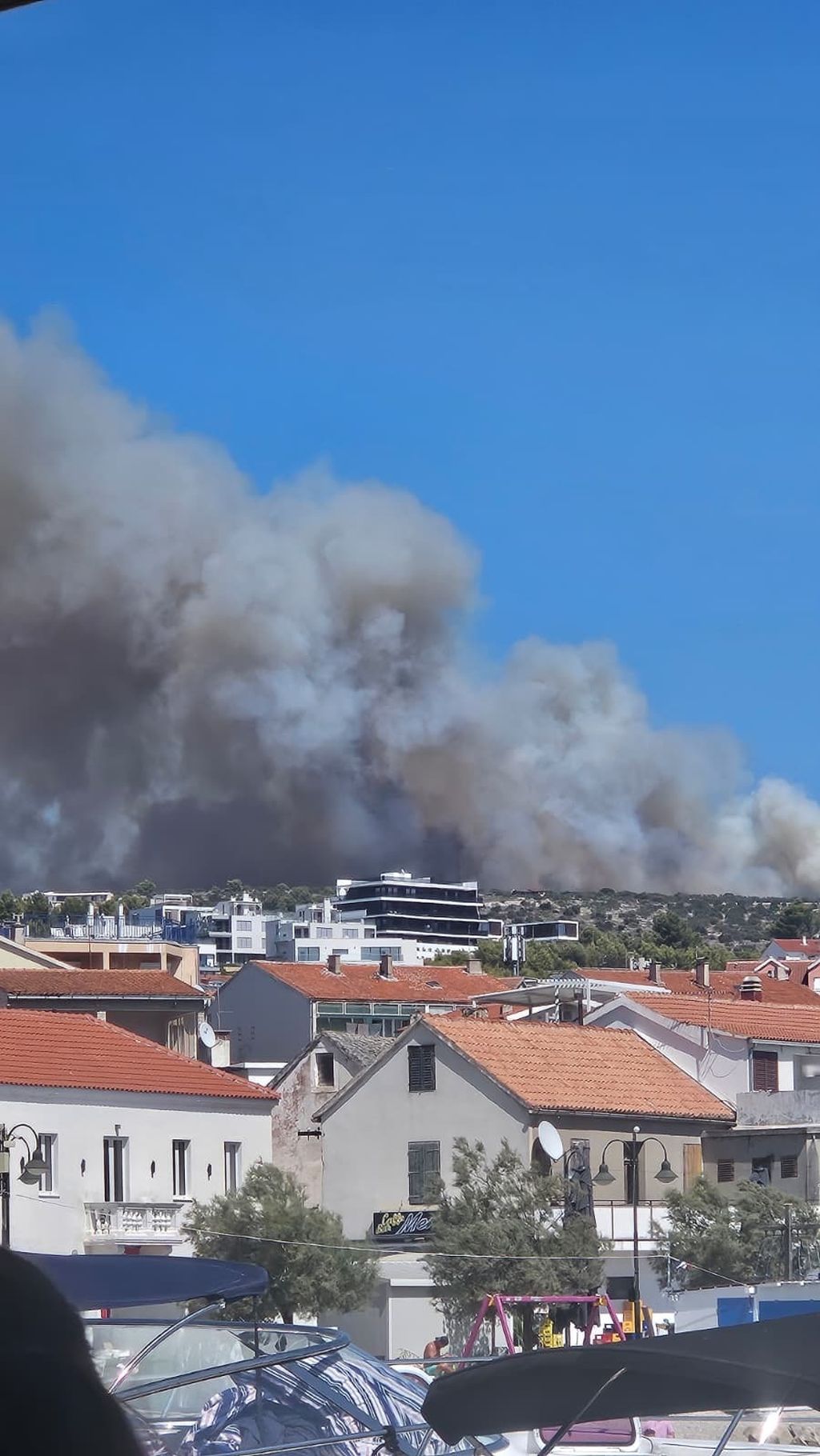 Tri kanadera gase požar kod Primoštena